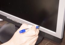 Как убрать царапину на мониторе компьютера?